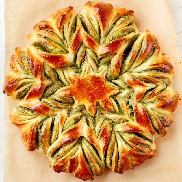 Drożdżowa gwiazda z kremem pistacjowym