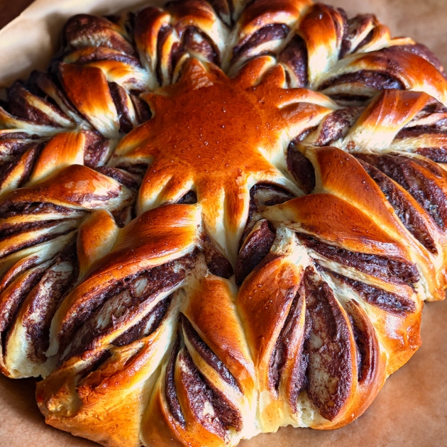 Drożdżowa gwiazda z kremem czekoladowym