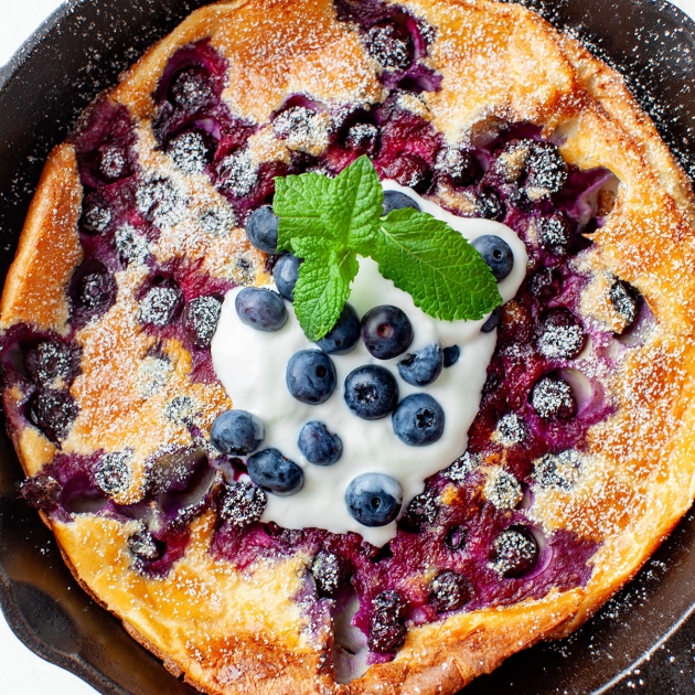 Pieczony naleśnik Dutch Baby z borówkami
