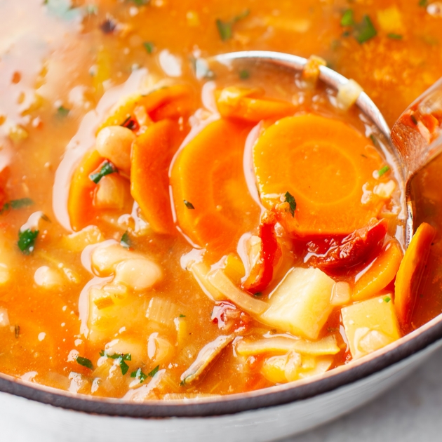 Fasolowa z suszonymi pomidorami, marchewką i porem