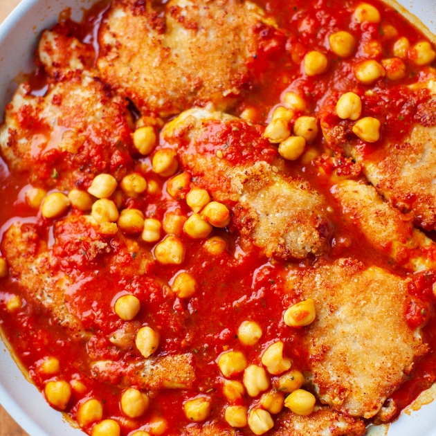 Filety drobiowe panko w sosie pomidorowym z ciecierzycą