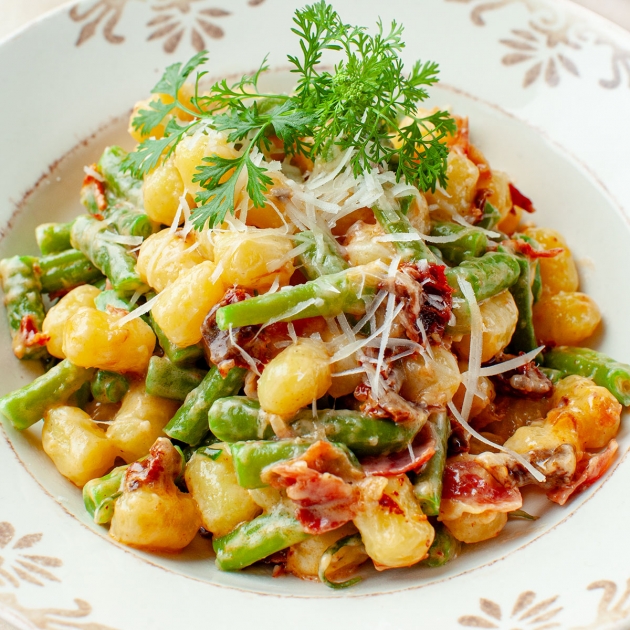 Gnocchi z boczkiem, fasolką szparagową i suszonymi pomidorami