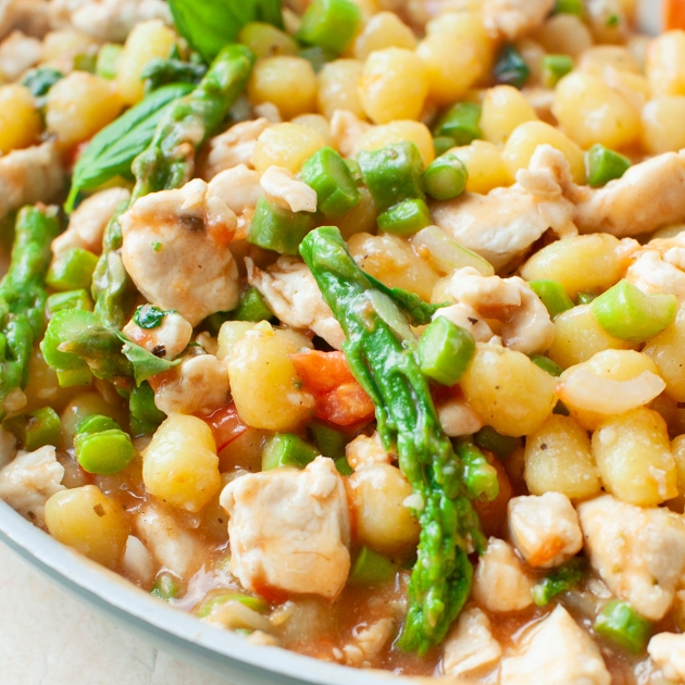 Gnocchi z kurczakiem i szparagami