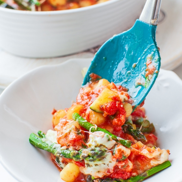 Gnocchi zapiekane ze szparagami w sosie pomidorowym z mozzarellą