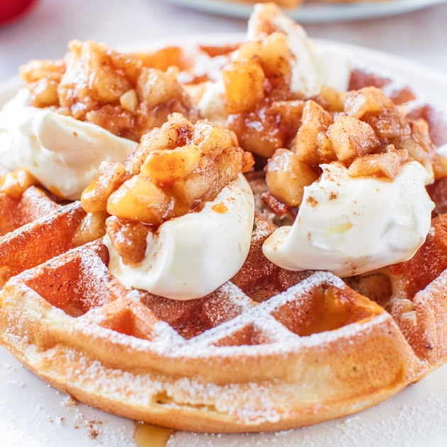 Gofry szarlotkowe - z prażonymi jabłkami i cynamonem