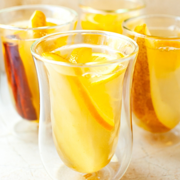 Grzane białe wino z gruszką