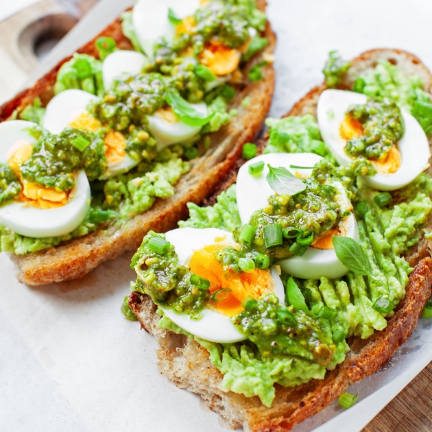 Grzanki z guacamole, jajkiem i pesto z pistacji