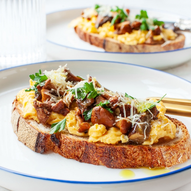 Grzanki z jajecznicą, grzybami i oliwą truflową