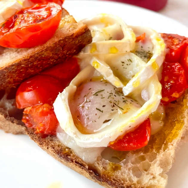 Grzanki z pieczonymi pomidorkami i serem kozim