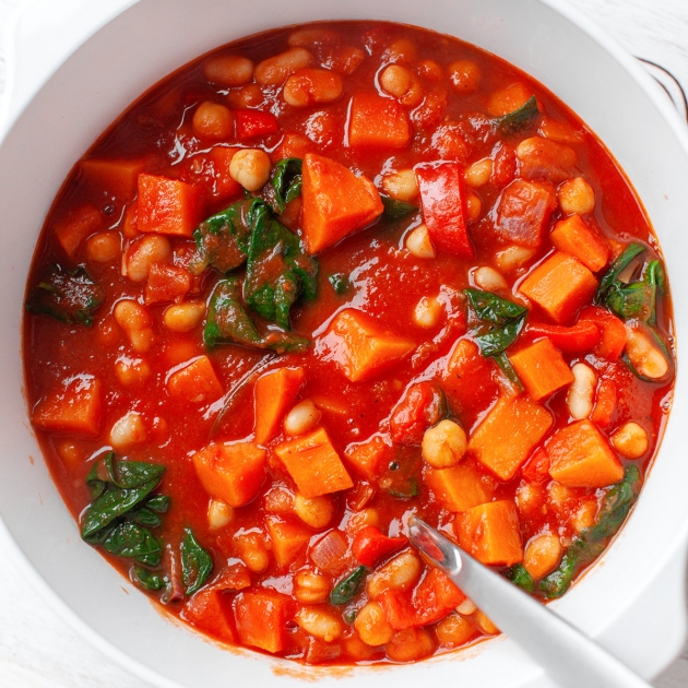 Gulasz warzywny z batatami, fasolą i ciecierzycą