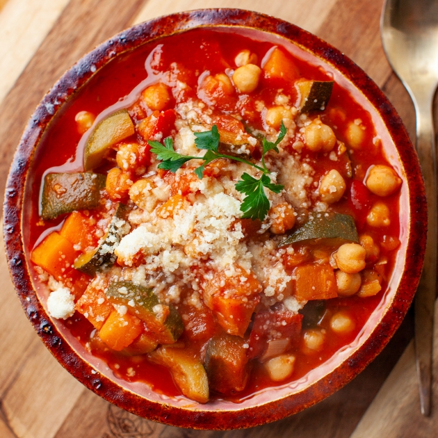 Gulasz warzywny z parmezanem