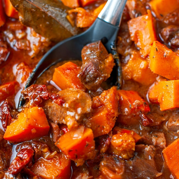 Gulasz wołowy z dynią i suszonymi pomidorami