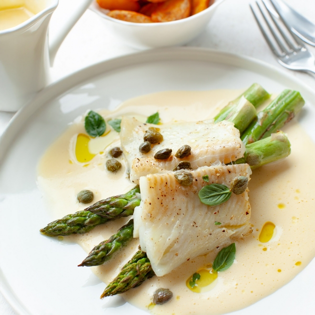 Halibut ze szparagami i sosem holenderskim