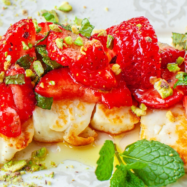 Halloumi z salsą truskawkową i pistacjami