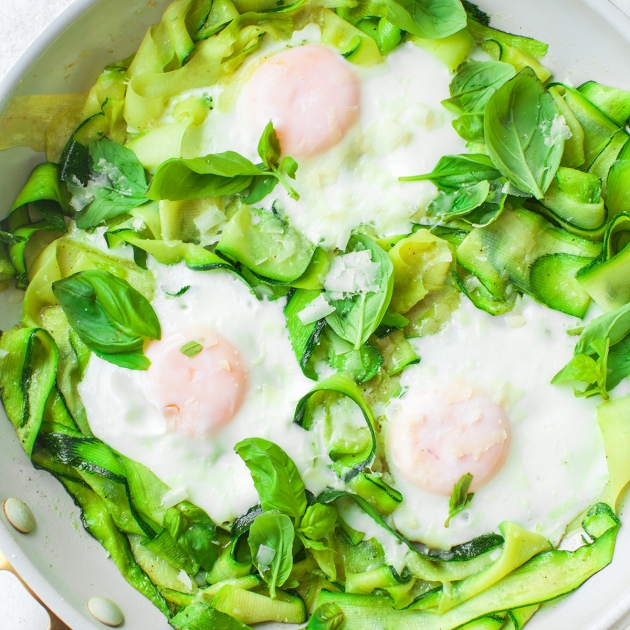 Jajka sadzone we wstążkach z cukinii