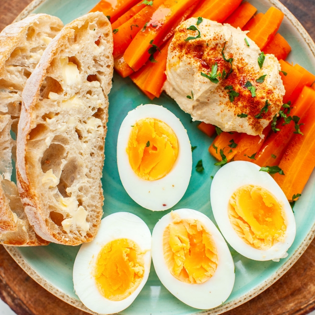 Jajka z marchewką i hummusem