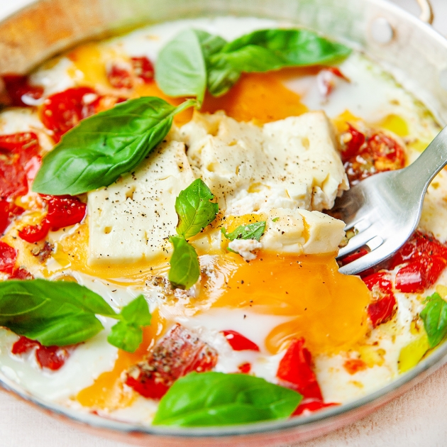 Jajka zapiekane z pomidorkami i fetą