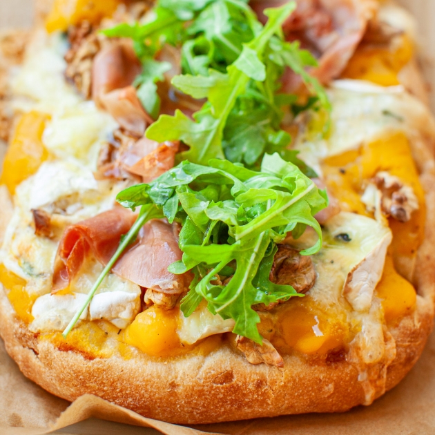 Jesienna pinsa z dynią, serem i szynką dojrzewającą