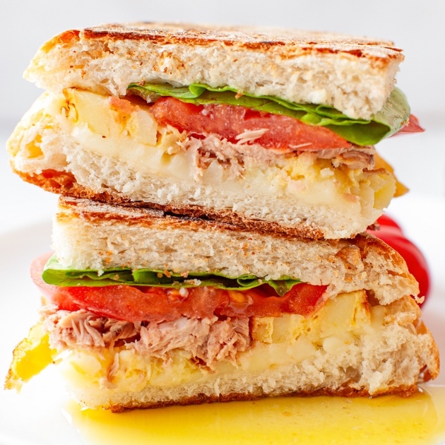 Kanapka z hiszpańską tortillą, tuńczykiem i pomidorem