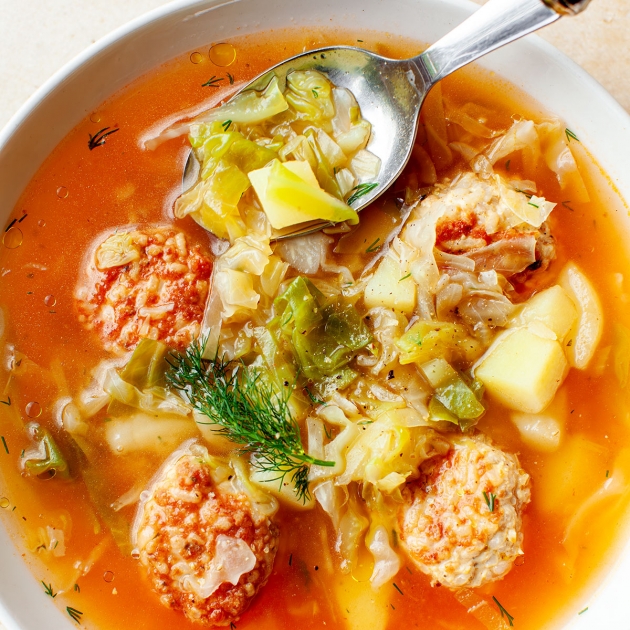 Kapuśniak z młodej kapusty z pulpecikami