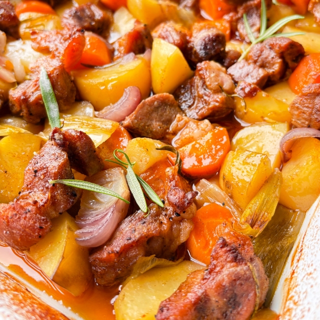 Karkówka pieczona z ziemniakami i marchewką