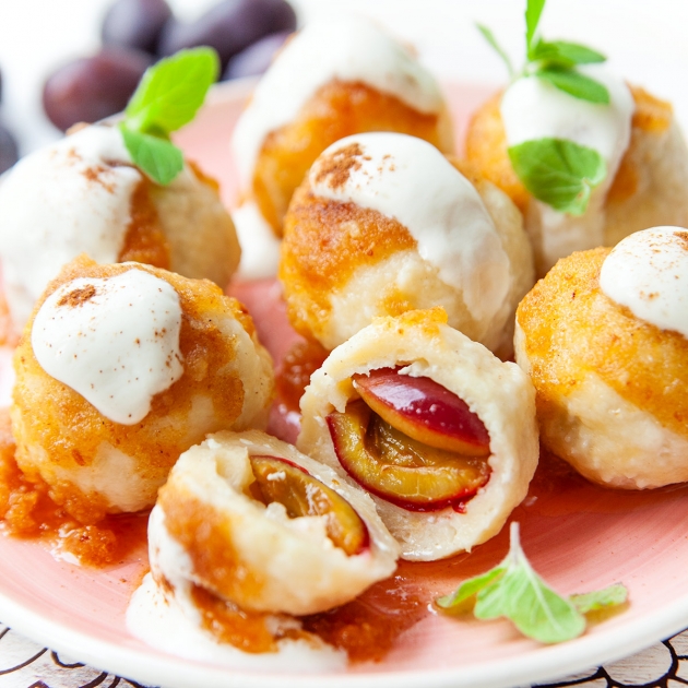 Knedle serowe ze śliwkami