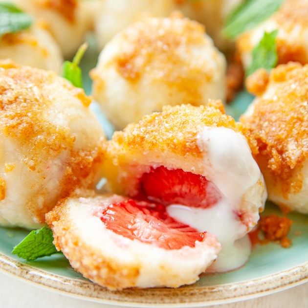 Knedle serowe z truskawkami