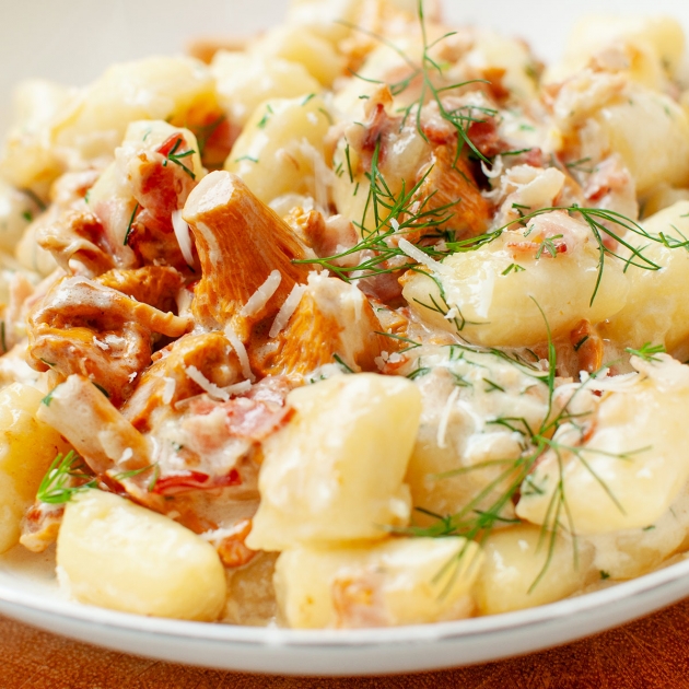 Kopytka z boczkiem i kurkami w sosie koperkowym