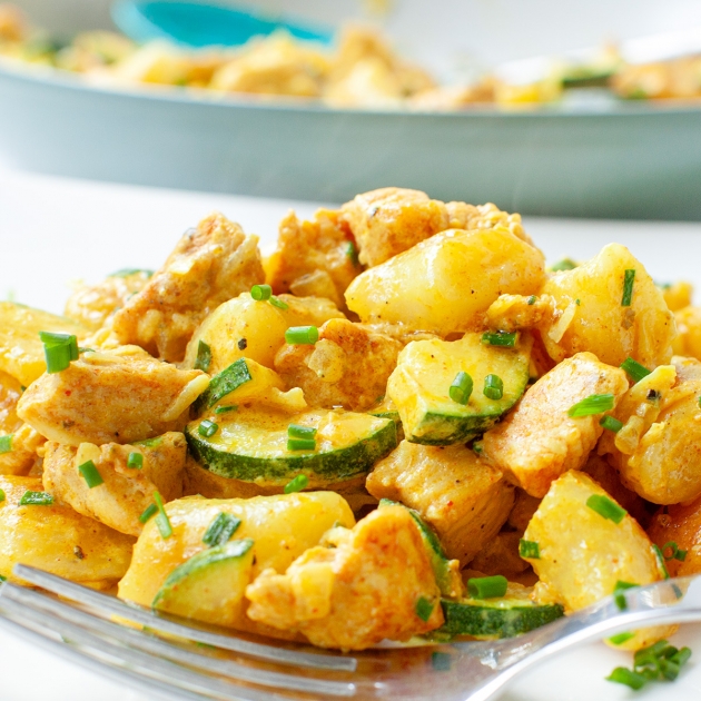 Kopytka z kurczakiem i cukinią w sosie curry