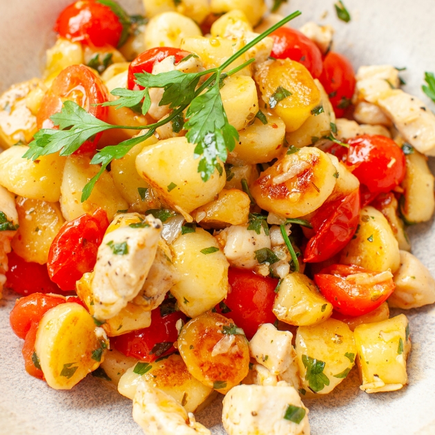 Kopytka z patelni kurczakiem i pomidorkami