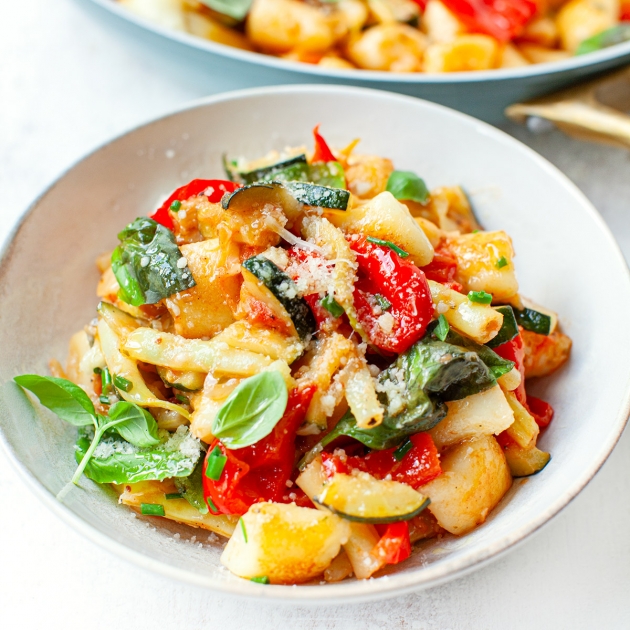 Kopytka z warzywami z patelni