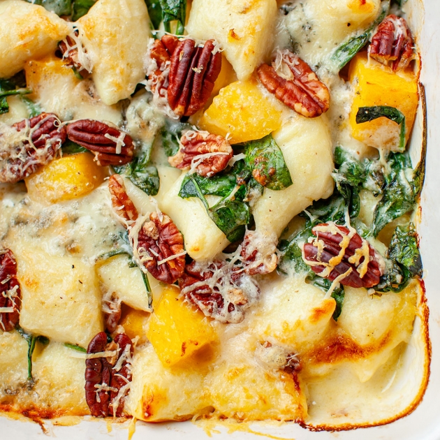 Kopytka zapiekane z dynią, serem pleśniowym i szpinakiem