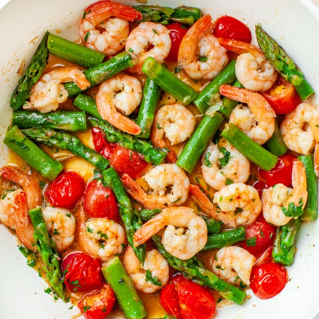Krewetki ze szparagami, czosnkiem i pomidorkami koktajlowymi