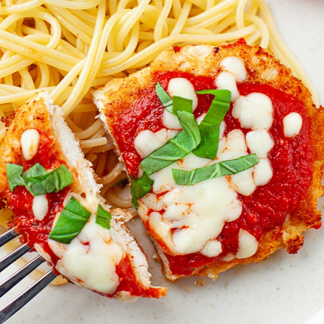 Kurczak Milanese z sosem pomidorowym i mozzarellą