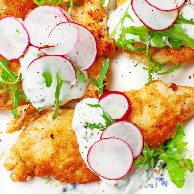 Kurczak milanese z sosem ranczerskim i rzodkiewką