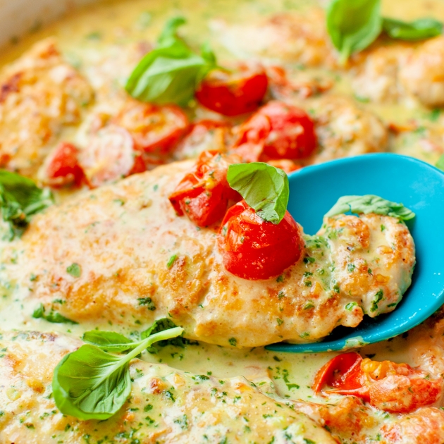 Kurczak w sosie bazyliowym z pomidorkami koktajlowymi