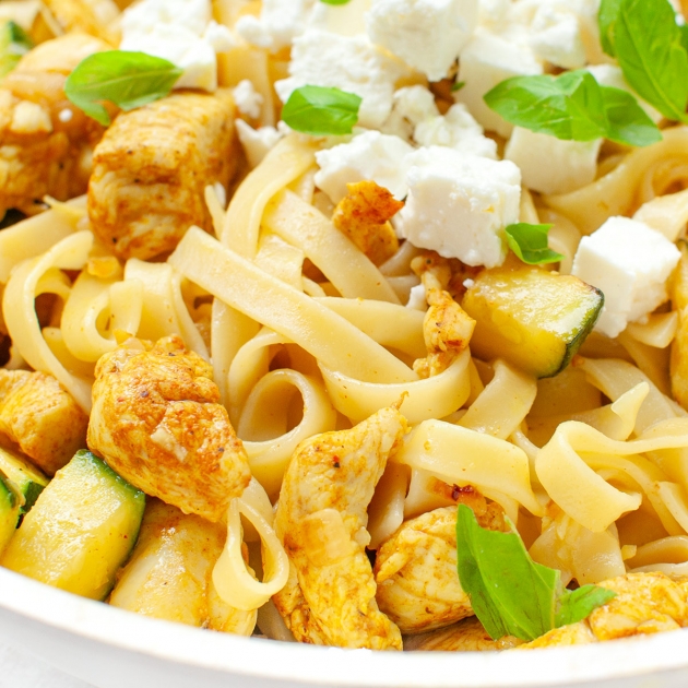 Lekki makaron z kurczakiem, cukinią oraz serem feta