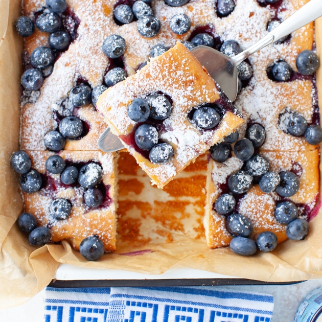 Lekkie ciasto jogurtowe z borówkami