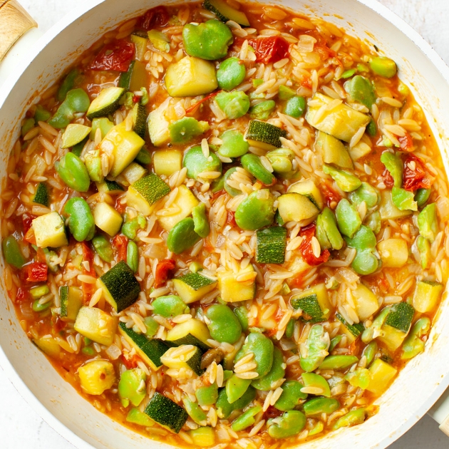 Letnie orzo z bobem, cukinią i suszonymi pomidorami