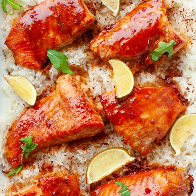 Łosoś teriyaki pieczony na ryżu