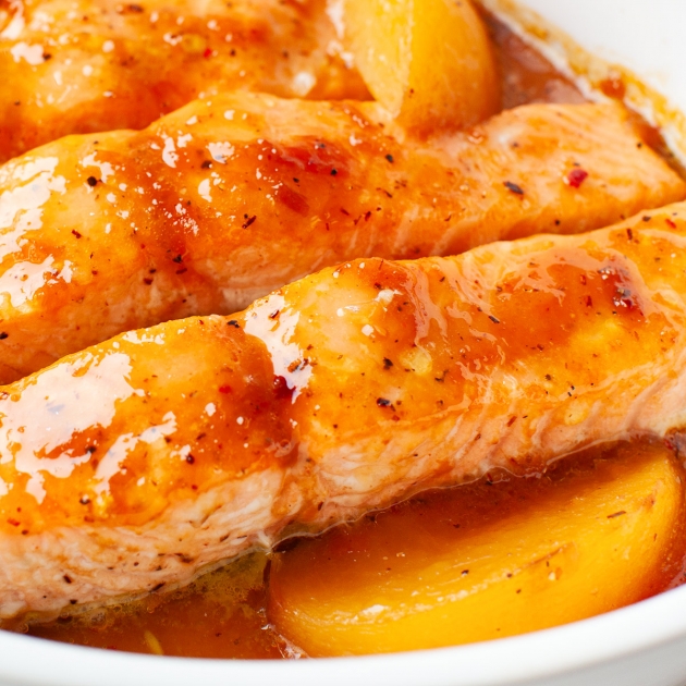 Łosoś w glazurze brzoskwiniowej