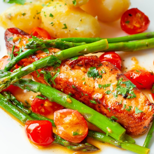 Łosoś z patelni ze szparagami