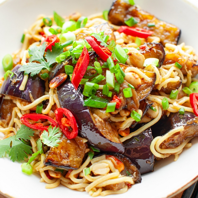 Makaron azjatycki z kleistym bakłażanem i orzeszkami ziemnymi