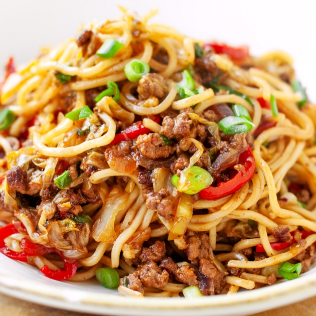 Makaron azjatycki z pikantną wołowiną