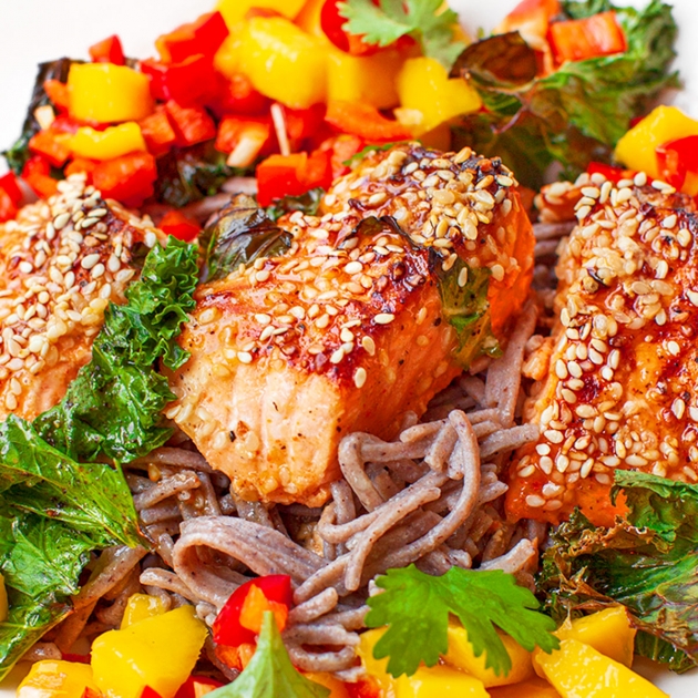 Makaron gryczany z grillowanym łososiem