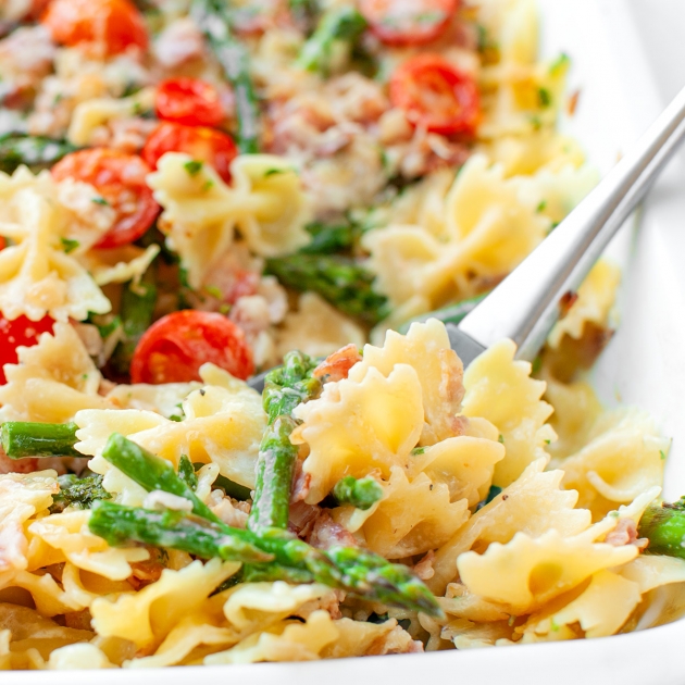 Makaron kokardki z boczkiem i szparagami