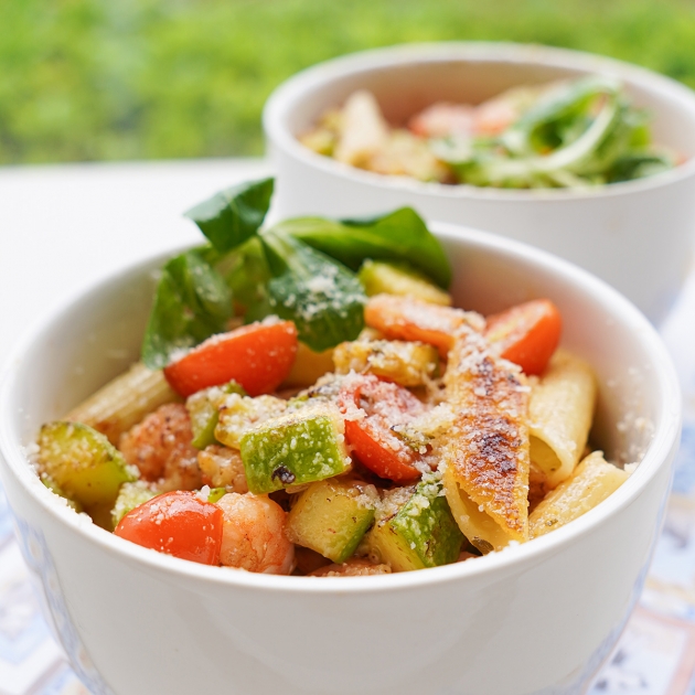 Makaron z krewetkami, cukinią i pomidorkami koktajlowymi