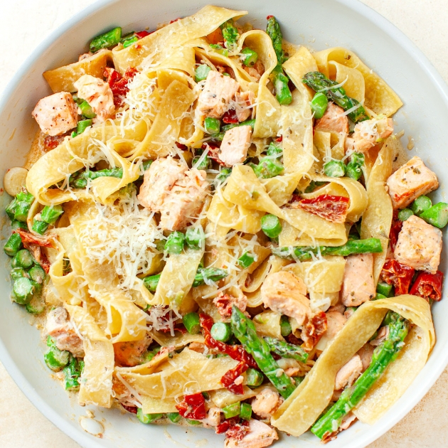 Makaron z łososiem, szparagami i suszonymi pomidorami