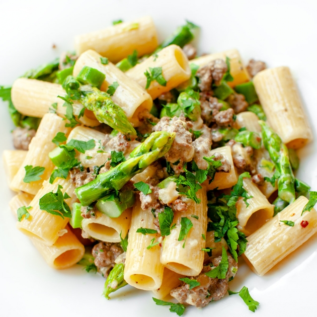 Makaron z mieloną wołowiną i szparagami