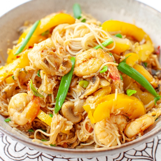 Makaron orientalny z krewetkami i pieczarkami